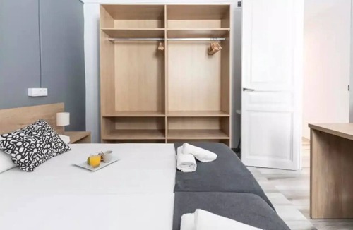 el Fort Pienc Apartment | Building perfect for big groups! Single beds and rooftop terrace!