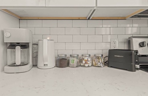 Gulph Mills Apartment | Built 2023 | King Bed | Sofa Bed | Free Parking