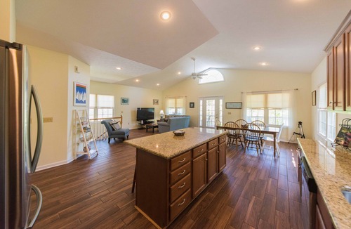Grand Rivers Cottage | Built in 2007 - 4 BR/3 BA Lakeview in Grand Rivers - The Only City on Both Lakes