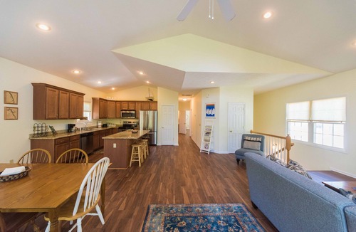 Grand Rivers Cottage | Built in 2007 - 4 BR/3 BA Lakeview in Grand Rivers - The Only City on Both Lakes