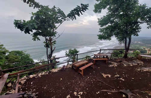 Gunung Kidul Bed & Breakfast | Bukit Shoka Top View Camp
