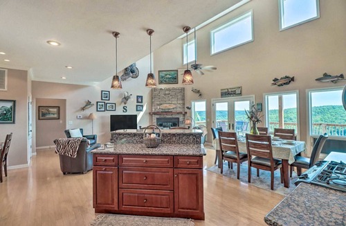 Bull Shoals House | Bull Shoals Retreat with Panoramic River Views – A Peaceful Escape Awaits!