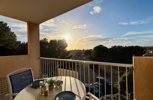 Balaruc-les-Bains Condo | Bulle de Thau, pool and pine grove