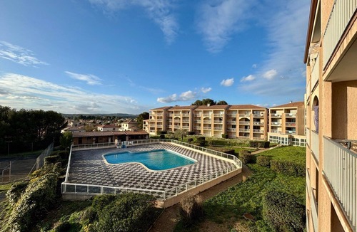 Balaruc-les-Bains Condo | Bulle de Thau, pool and pine grove