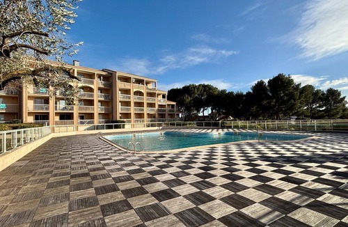 Balaruc-les-Bains Condo | Bulle de Thau, pool and pine grove