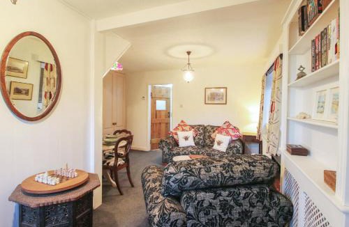 Angelbank House | Bumble Bee at 2 Clematis Cottage