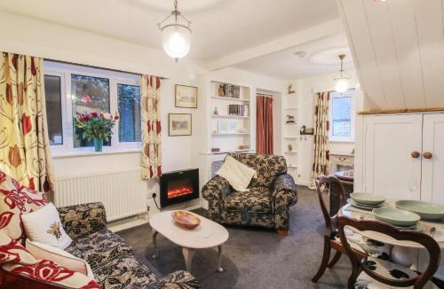 Angelbank House | Bumble Bee at 2 Clematis Cottage