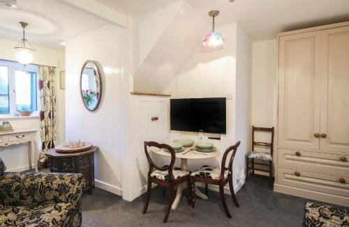 Angelbank House | Bumble Bee at 2 Clematis Cottage