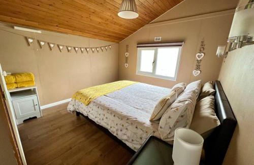 South Cerney Ski Chalet | Bumble Bee Cabin
