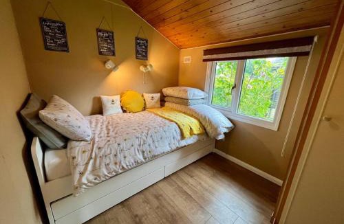 South Cerney Ski Chalet | Bumble Bee Cabin
