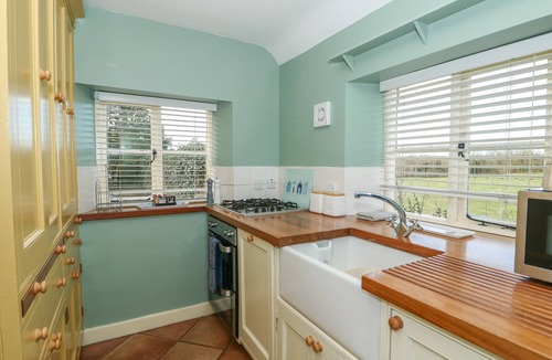 Barrowden Cottage | Bumble Bee