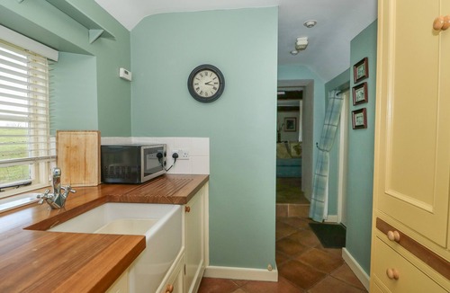 Barrowden Cottage | Bumble Bee