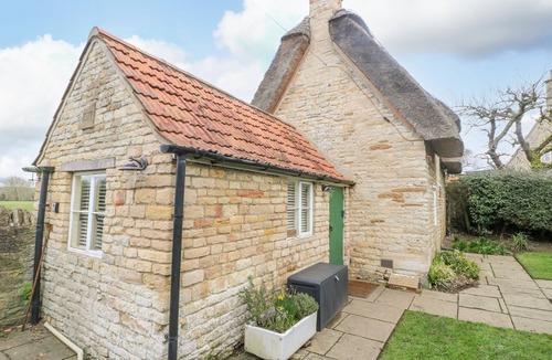 Barrowden Cottage | Bumble Bee