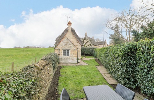 Barrowden Cottage | Bumble Bee