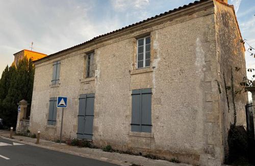 Vouille-les-Marais House | Bumblebee Cottage