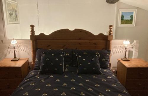 Vouille-les-Marais House | Bumblebee Cottage