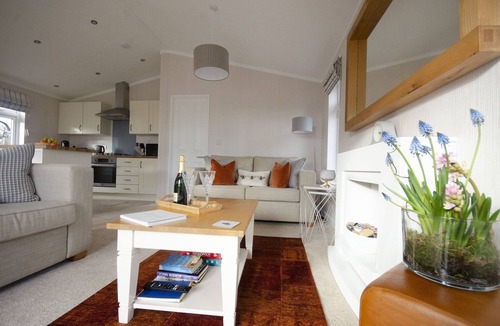 Ryther Apartment | Bumblebee Lodge - Lodge with Hot Tub