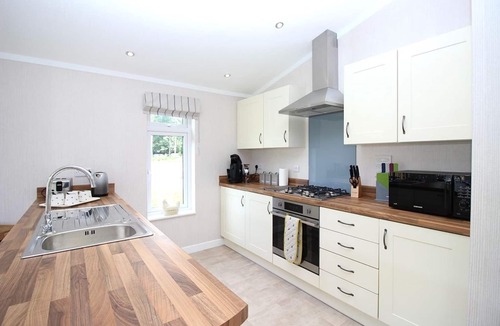 Ryther Apartment | Bumblebee Lodge - Lodge with Hot Tub