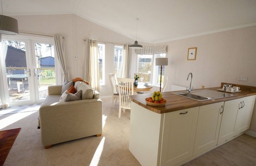 Ryther Apartment | Bumblebee Lodge - Lodge with Hot Tub