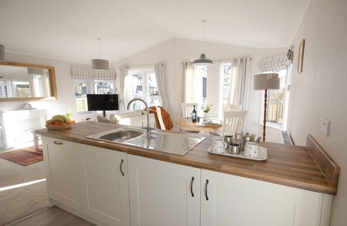 Ryther Apartment | Bumblebee Lodge - Lodge with Hot Tub