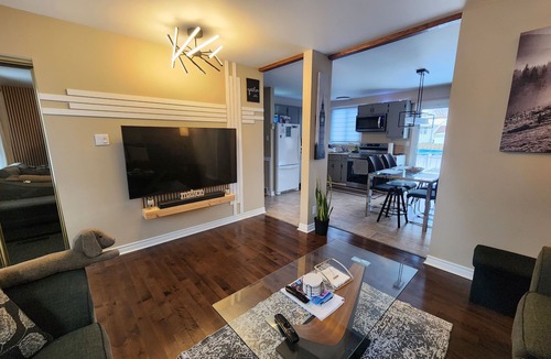 Longueuil House | Bunga-lounge: 3 BDR, Pool, Parking