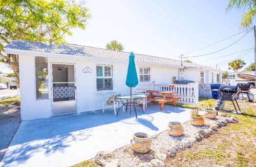 Englewood Apartment | Bungalow 1 minute from the beach suite #2