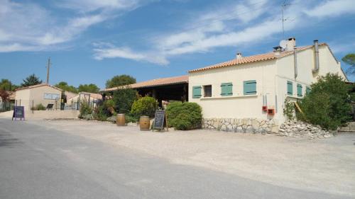 Vacquieres House | Bungalow Claret