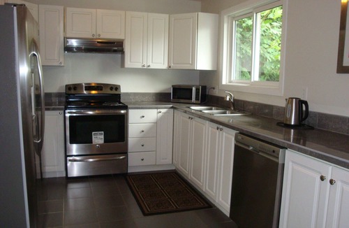 Ottawa Division House | Bungalow close to downtown with 3 parking , 9 min from the airport
