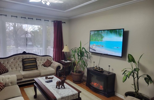Ottawa Division House | Bungalow close to downtown with 3 parking , 9 min from the airport