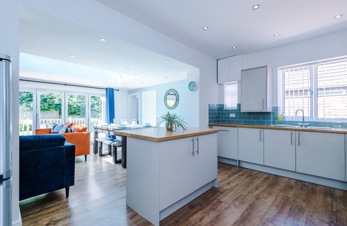 Buckley House | Bungalow/detached/Spacious/pool table/Driveway