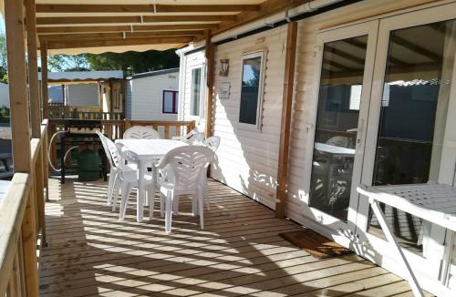 La Cote Radieuse House | Bungalow ensoleillé à Canet-en-Roussillon avec piscine partagéeA