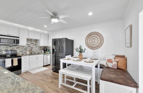 Jupiter House | Bungalow! Hot TUB! Games! 10 min to Beach!