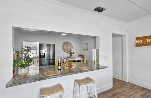 Jupiter House | Bungalow! Hot TUB! Games! 10 min to Beach!