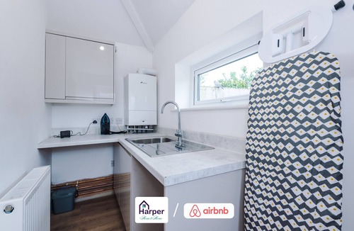 Ewloe House | Bungalow/Loft bedroom/Spacious/pool table/Driveway