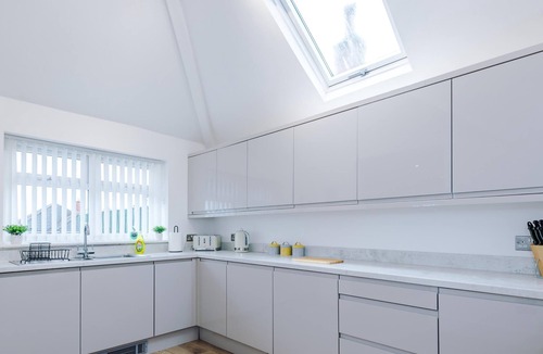 Ewloe House | Bungalow/Loft bedroom/Spacious/pool table/Driveway