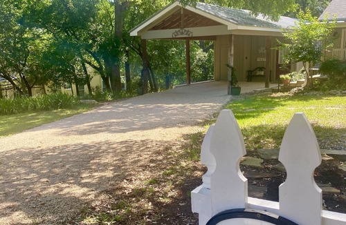Salado House | Bungalow Oaks - Steps from Historical Main Street