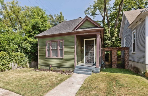 Midtown House | Bungalow ON Overton Square