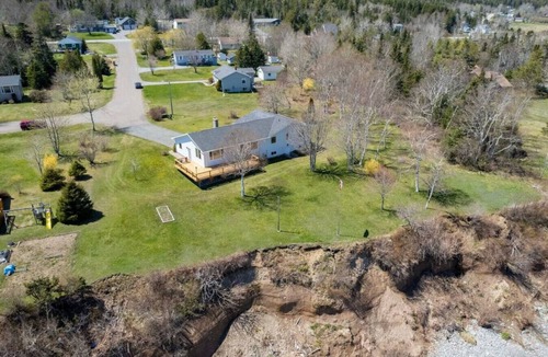 Saint John House | Bungalow on The Bay 3 Bedrooms 2 Bathroom. Sleeps 8