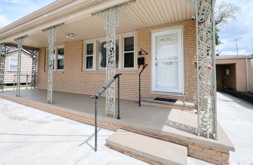 Kenner - Louis Armstrong International Airport House | Bungalow On The Blvd - Perfect for long stays, TVs in every room, ample parking!