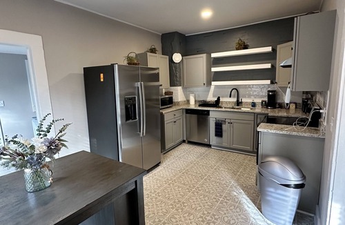 Birmingham House | Bungalow that is less than 20 mins away from Birmingham downtown attractions!