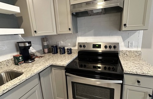 Birmingham House | Bungalow that is less than 20 mins away from Birmingham downtown attractions!