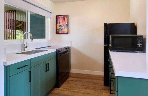 Kaanapali Hotel | Bungalow with Garden View + Kitchen + Pool Access