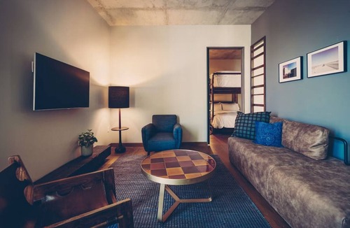 Travis Heights Hotel | Bunk Suite with Lounge Area and Balcony for 4