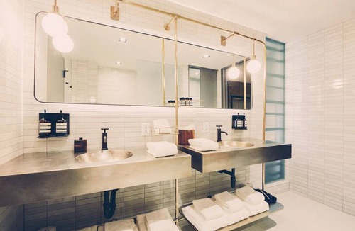 Travis Heights Hotel | Bunk Suite with Lounge Area and Balcony for 4