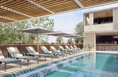 Travis Heights Hotel | Bunk Suite with Lounge Area and Balcony for 4