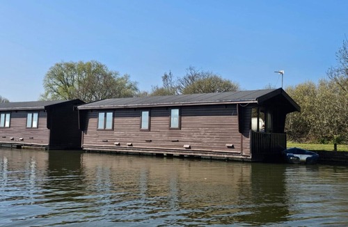 Smallburgh Boat Rental | Bure River Lodge Houseboat
