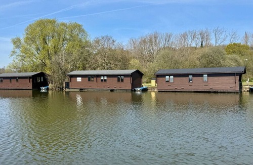 Smallburgh Boat Rental | Bure River Lodge Houseboat