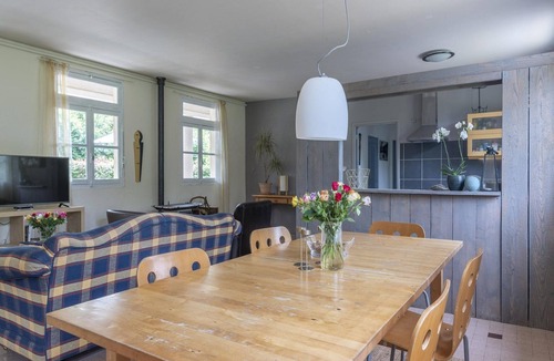 Cuzy House | Burgundy Poolside Getaway