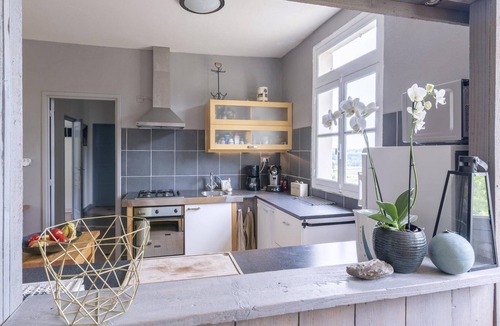 Cuzy House | Burgundy Poolside Getaway