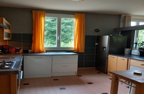 Cuzy House | Burgundy Poolside Getaway